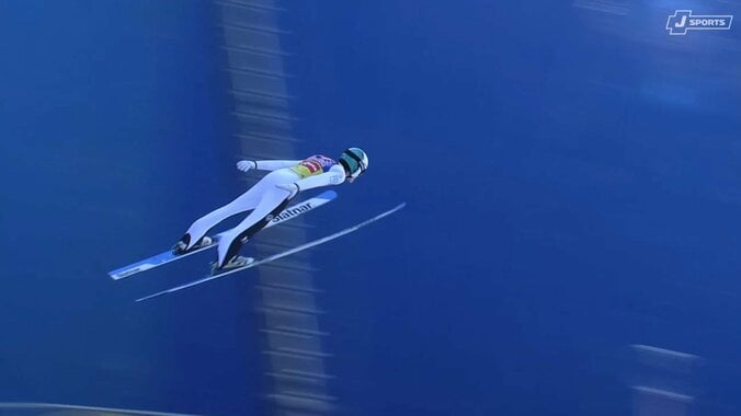 「なんだこれ」五輪ラージヒル金の“怪物”が228M特大ジャンプ　「圧倒的にスピードと伸び方が違う」実況も解説も脱帽【ジャンプW杯】 4枚目