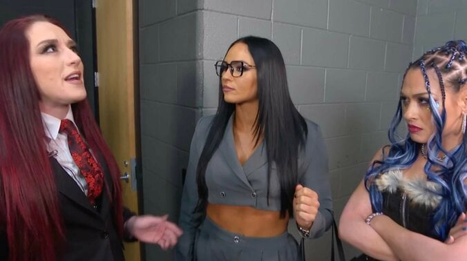 苛立つジュリア（写真右）