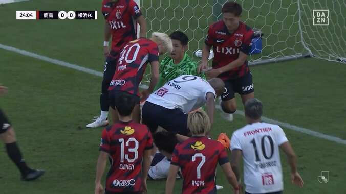 「流石にキレすぎ」鈴木優磨、味方への交錯プレーに憤慨→相手DFに突進してピッチ騒然「仲間がやられるとスイッチ入っちゃうんだろうな」 3枚目