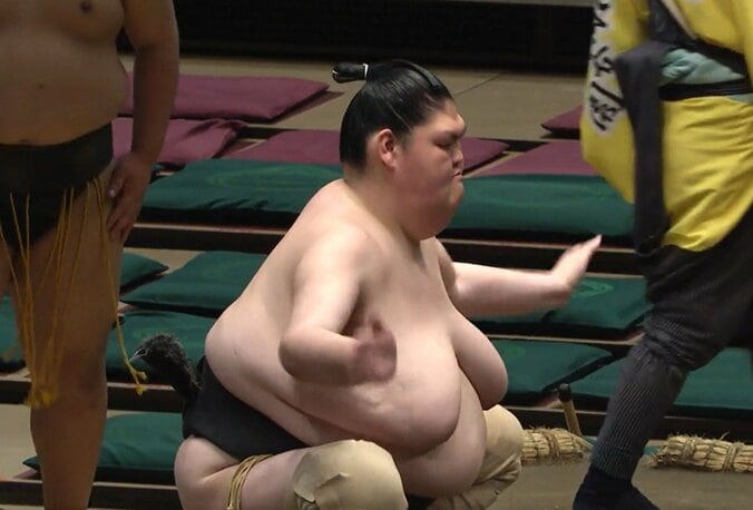 「足が細すぎるよ」「お尻が小さい」185センチ巨漢力士、“ほっそり”美脚にファン注目 5枚目