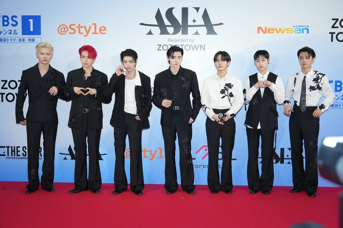 【写真・画像】モノトーン衣装で大人の色気漂わせ圧巻のステージ　2枚目