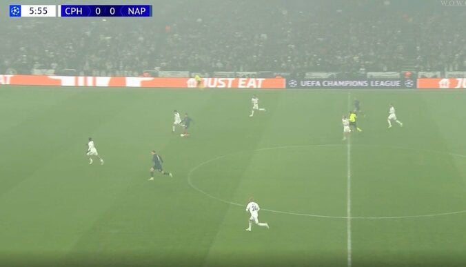 「エグいって！」日本代表DF鈴木淳之介、“強烈タックル”炸裂→相手選手を軽く吹っ飛ばす「すげえw」“神ディフェンス”にスタジアム大歓声 4枚目