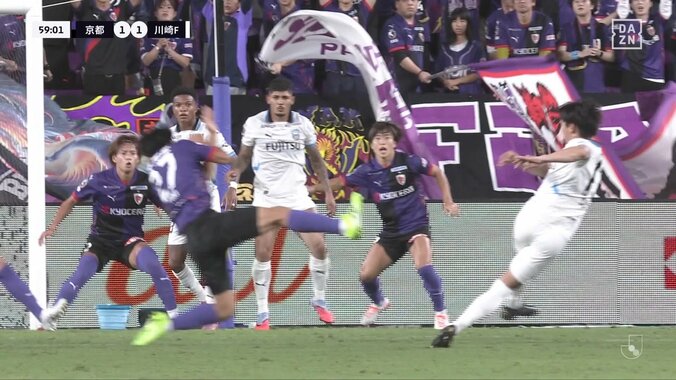 「厳しすぎやろ」肘をかすめたシュートブロックが“ハンド”でイエローカード「不運」「あれで取られるのか」ファンは不満の声 5枚目