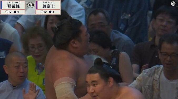 「お客様は大丈夫ですか?」力士が客席に…元若乃花“ヒヤヒヤ” お客さんも“お口あんぐり”で対戦相手も心配顔 5枚目