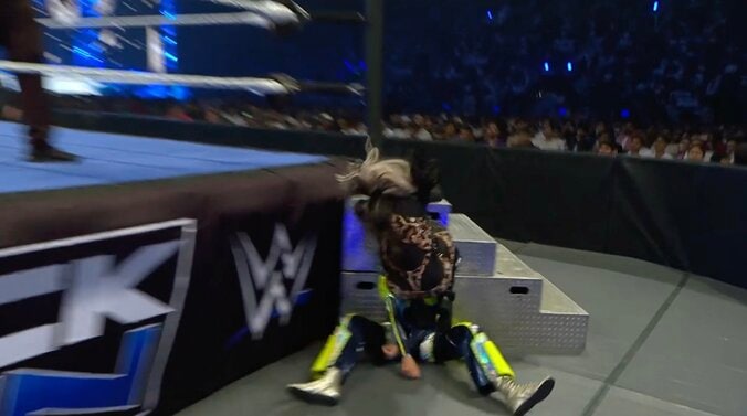 ゼリーナがひざから突進