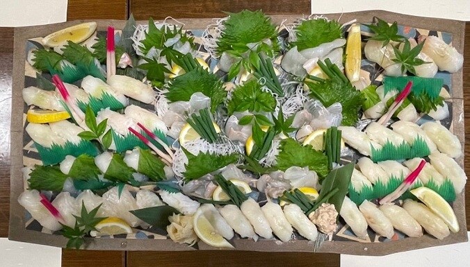  假屋崎省吾、豪華で凄すぎた夕食を公開「フグにヒラメのお寿司とお刺身がてんこ盛り」  1枚目