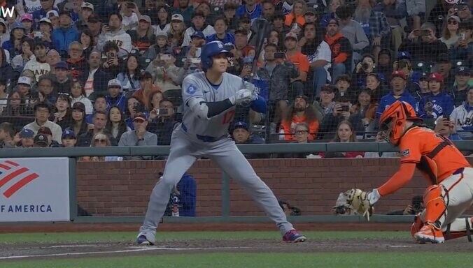 【写真・画像】何が起きた？ 大谷翔平、打撃妨害なのに“異常事態”「すげえw」「ヤバいな」意味不明な打球を飛ばす… ファン騒然「ミット叩いてなかったらホームランw」　1枚目