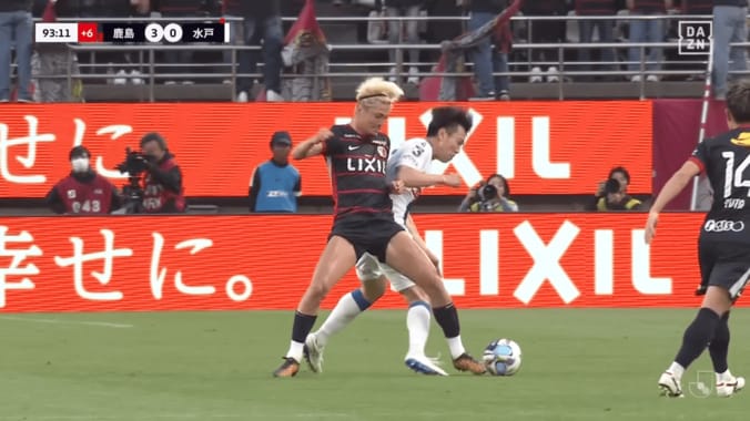 「吹っ飛ばした！」鈴木優磨の“激しくもフェアな”重戦車チャージに騒然！「容赦なし」「何でもできるな」戸田和幸も絶賛のボール奪取 3枚目