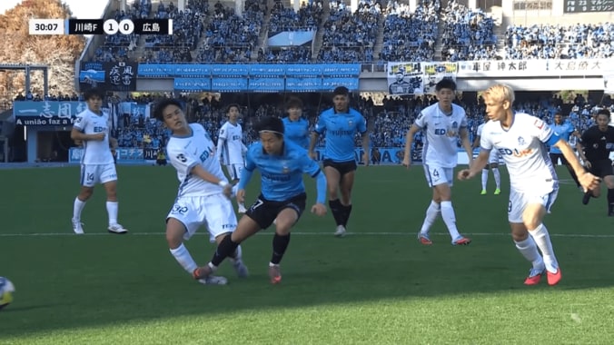 「理解できない判定…」川崎MFが“危険な踏みつけ”で広島MF悶絶「本人が退場を一番確信」「故意ではないだろうけど…」まさかのジャッジにSNS騒然 4枚目