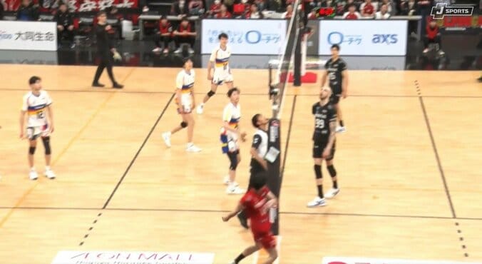 「すごい技を…」男子バレー、リベロが執念の“ゼロ角度”返球 アリーナ喝采 3枚目