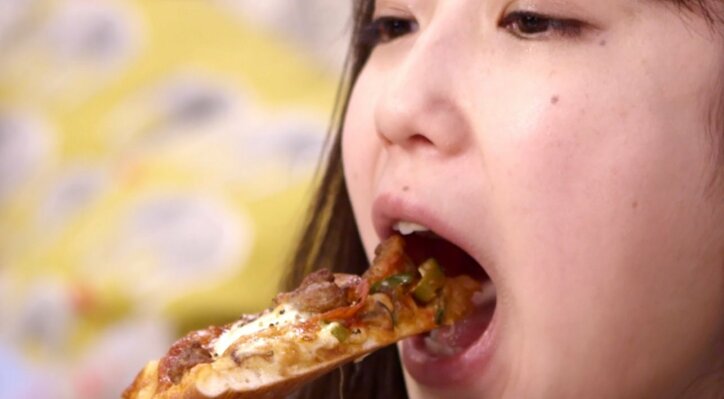 『愛と平和をトッピング！ピザは世界を救う』トゥラブのメンバー達が、メシテロ敢行