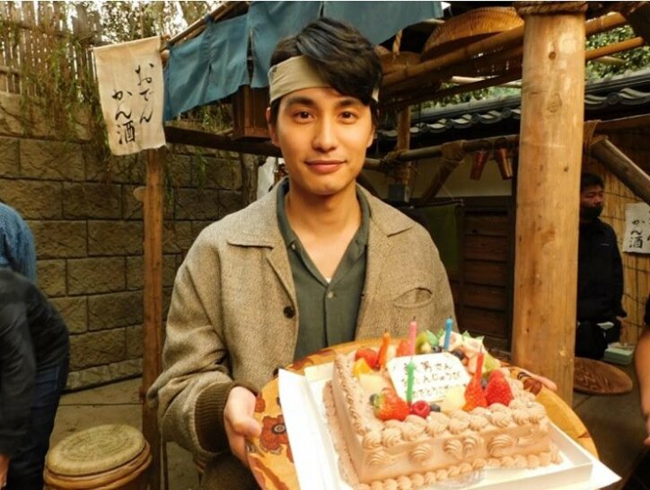 中村蒼『エール』現場で29歳の誕生日をお祝い「大好きなチョコケーキで」