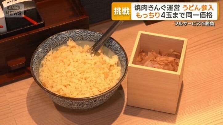 卓上には無料のトッピングが並ぶ