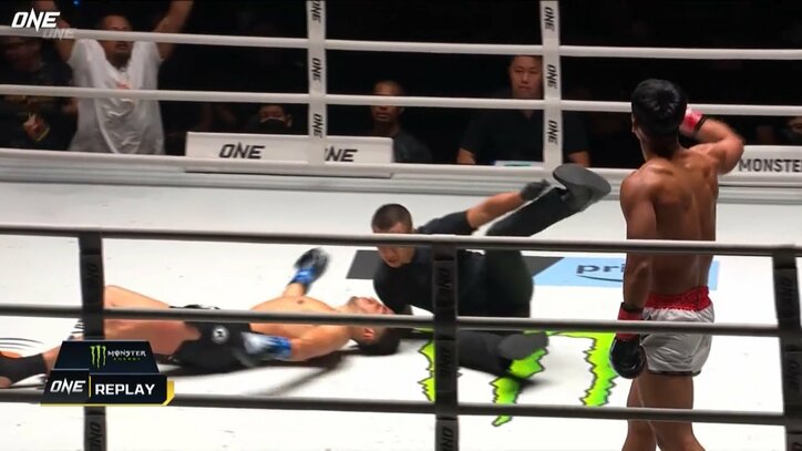 立ったまま失神の左ハイKOに衝撃走る 崩れ落ちる選手を守ろうとしたレフェリー咄嗟の行動に「レフェリー神」「芸術的」称賛の声相次ぐ