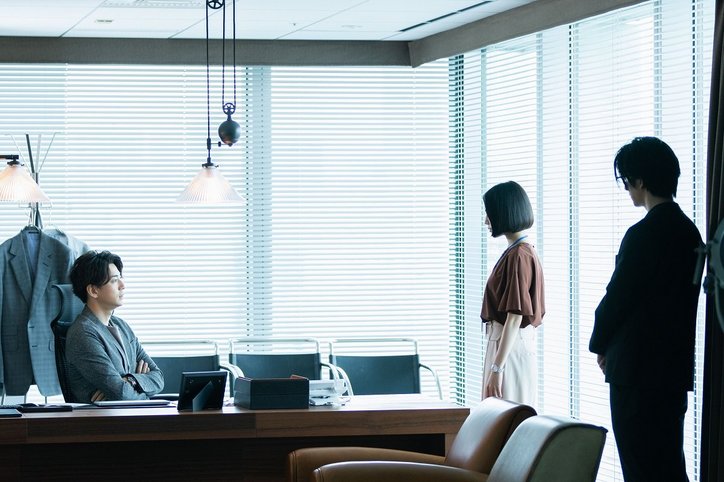 前田公輝の知的メガネ&スーツ姿にファン悶絶「美しさに息が止まりそう」「ビジュ表情言葉遣い全部最高」『会社は学校じゃねぇんだよ 新世代逆襲編』