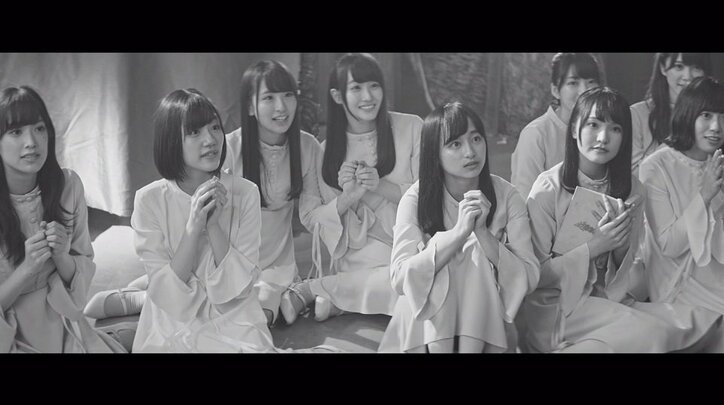 けやき坂46、カラフルな衣装で新曲「それでも歩いてる」MVを美しく彩る