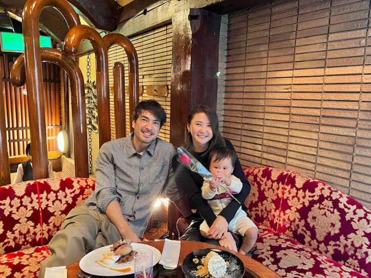  滝川ロラン、妻・美優の誕生日に撮影した家族ショットを公開「楽しいディナーでした」 