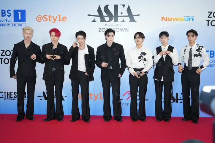 【写真・画像】モノトーン衣装で大人の色気漂わせ圧巻のステージ　2枚目