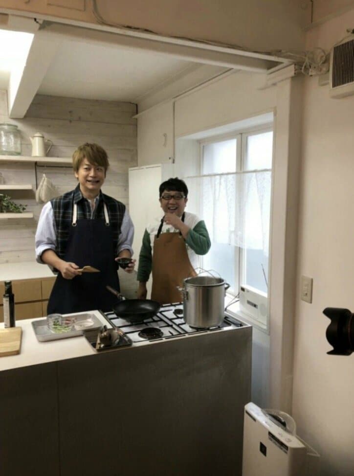 天野ひろゆき、香取慎吾と料理する様子を公開「自然な笑顔」「楽しそう」と反響