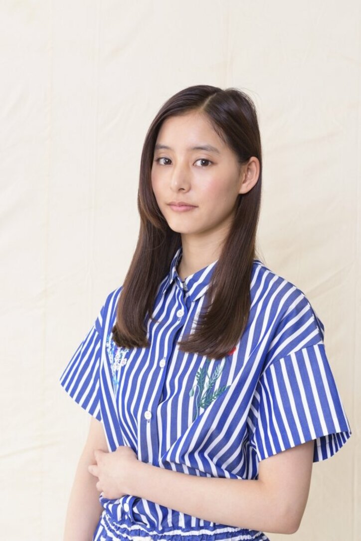 新木優子、“モテファッション”に身を包む！　吉沢亮主演『あのコの、トリコ。』新カット公開