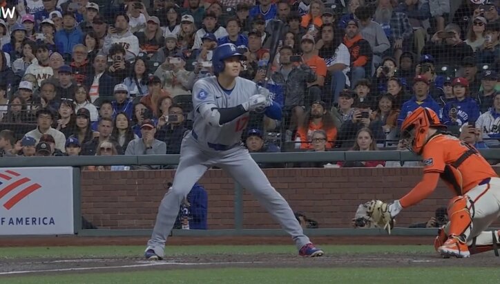 【写真・画像】何が起きた？ 大谷翔平、打撃妨害なのに“異常事態”「すげえw」「ヤバいな」意味不明な打球を飛ばす… ファン騒然「ミット叩いてなかったらホームランw」　1枚目
