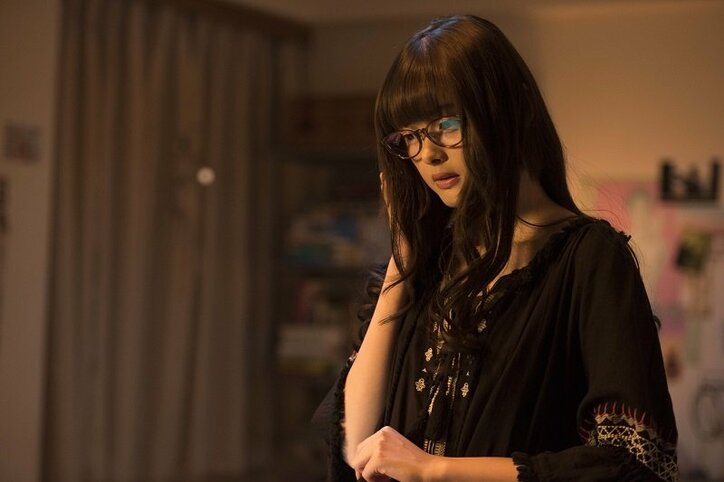 玉城ティナのメガネ姿が可愛すぎ!『わたしに××しなさい!』劇中写真が解禁