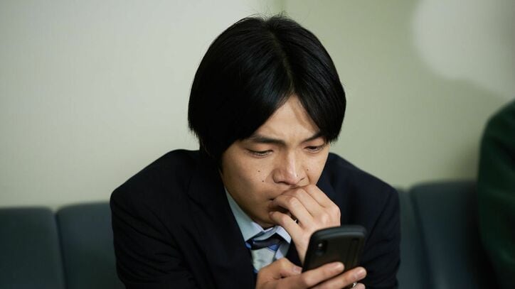 真面目な区役所職員が一夜にして“私刑”に…歪んだ正義が生んだリアルすぎるネットリンチ、岡山天音主演の『私刑倶楽部』は他人事にあらず