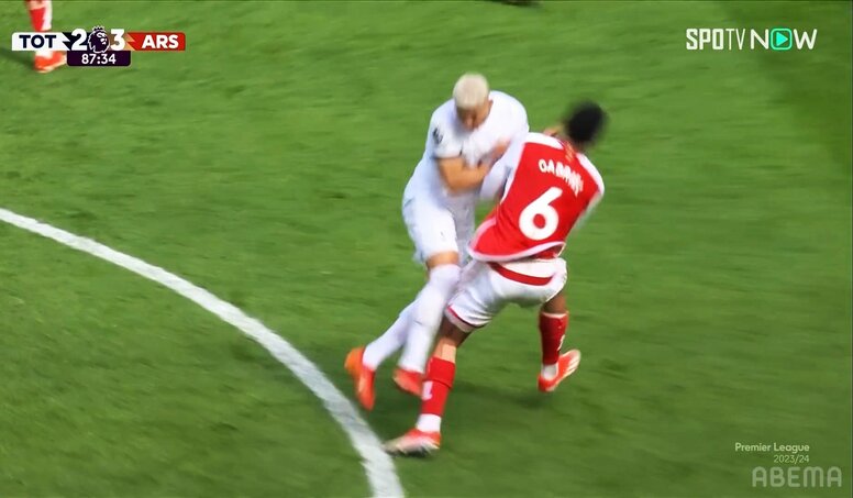 「文句たれんな」悪童リシャルリソンの“鬼畜体当たり”が大炎上！ 猛突進して被害者面で痛がる一部始終「当たり屋を何とかしろ」「まじで嫌いなタイプの人間」「退場だろ」