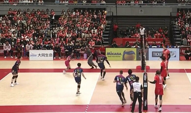 これはマズい！ 逃げ惑うイケメン指揮官…男子バレーで“珍”光景に会場のファンもほっこり