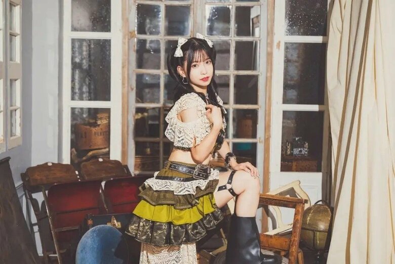 „Ihr mögt sowas doch, oder?“ – Sängerin Asaka enthüllt neues Outfit mit gewagtem bauchfreien Look; Fans reagieren begeistert
