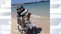 【映像】目の前の海に拍手する1歳の女の子
