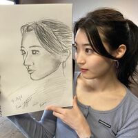 元「ウルトラマン」ヒロイン・吉永アユリ、『ドラ恋』で藤林泰也が描いた似顔絵との比較写真を公開