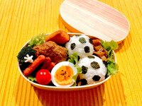 飯田圭織『息子弁当♪♪ハンバーグとサッカーボール風おにぎり』