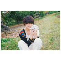 「可愛いで溢れてる」「天使…」子犬と戯れる佐野勇斗にファン歓喜