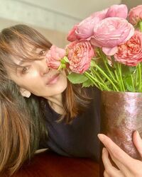 工藤静香、美しいバラとのセルフショット披露 「とっても綺麗」「しーちゃん可愛い」と反響