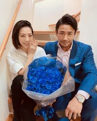 魔裟斗、青いバラで妻・矢沢心の誕生日を祝福 「素敵なご夫婦」「美男美女」と反響