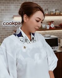 GENKING、割烹着姿のオフショットを公開しファン絶賛「和服も似合いますね」「綺麗な若女将」