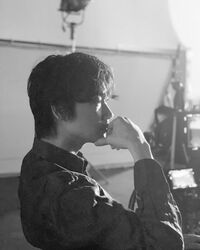 綾野剛、モノクロ横顔ショットを披露し「真剣な眼差しにクラクラします」「かっこよすぎます」の声