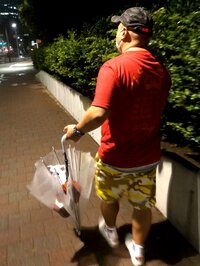 菊地優志（ワンワンニャンニャン）『クロちゃん先輩の新しい傘の使い方^_^』