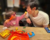 藤本美貴、夫・庄司智春が愛娘と“おままごと”をする姿を公開！「家庭円満いいですね」「素敵な旦那さん」と称賛の声