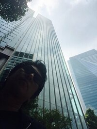 川崎麻世『コンビニ前でランチ』