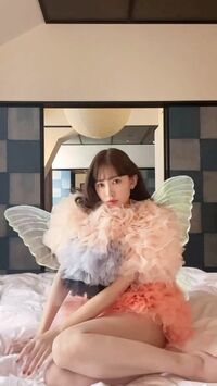 小嶋陽菜 、ふわふわ衣装の“蝶々姿ムービー”を公開し「妖精！！」「惚れちゃいそう」の声