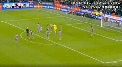 あわや乱闘寸前！「おい、早く渡せや！」「触んなコラ」 ボールを急いで奪う→投げ飛ばして返り討ち　試合開始早々に起きた一触即発の事態にスタジアムが凍りついた瞬間