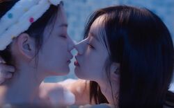 美しいJKたちが約30秒にもわたる激しいキス…官能的なお風呂シーンに大反響「脳が処理できない」「ヤバすぎ」