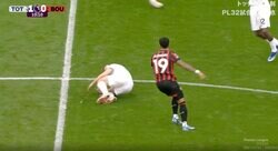 痛恨の“自滅プレー”でスタジアムに悲鳴！「これは痛すぎる」「エグいな…」 ドリブルを潰しに行く→激しく衝突&相手の足に直撃して返り討ちにされる瞬間