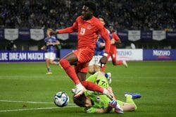 「大迫劇場！」日本代表・大迫敬介がPK献上の大ピンチから“神の残した右足”でスーパーストップ　自作自演の神セーブにファン大歓喜の瞬間