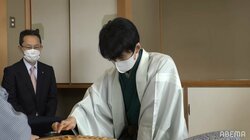 藤井聡太棋聖、第2局は白の羽織に深緑の着物「白が爽やか」「渋めの上下に明るい色の羽織りが素敵」／将棋・棋聖戦五番勝負