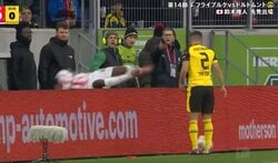 「退場させろよ！」イラついて突き飛ばす→看板から落下する“問題シーン”「レッドだろ？」ピッチ外で場外乱闘が突如発生