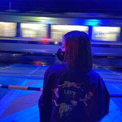 『恋ステ』あいり、夜の踏切前でエモショット 「ともや君と同じ場所」「撮りあいっこしたのかぁ」とファン推理