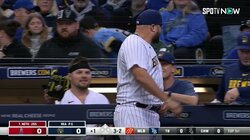 大谷翔平もビックリ⁉相手野手が試合開始わずか5球でグラブ交換の珍事『外野手グローブチームメイトに投げられてる笑』とファンも反応